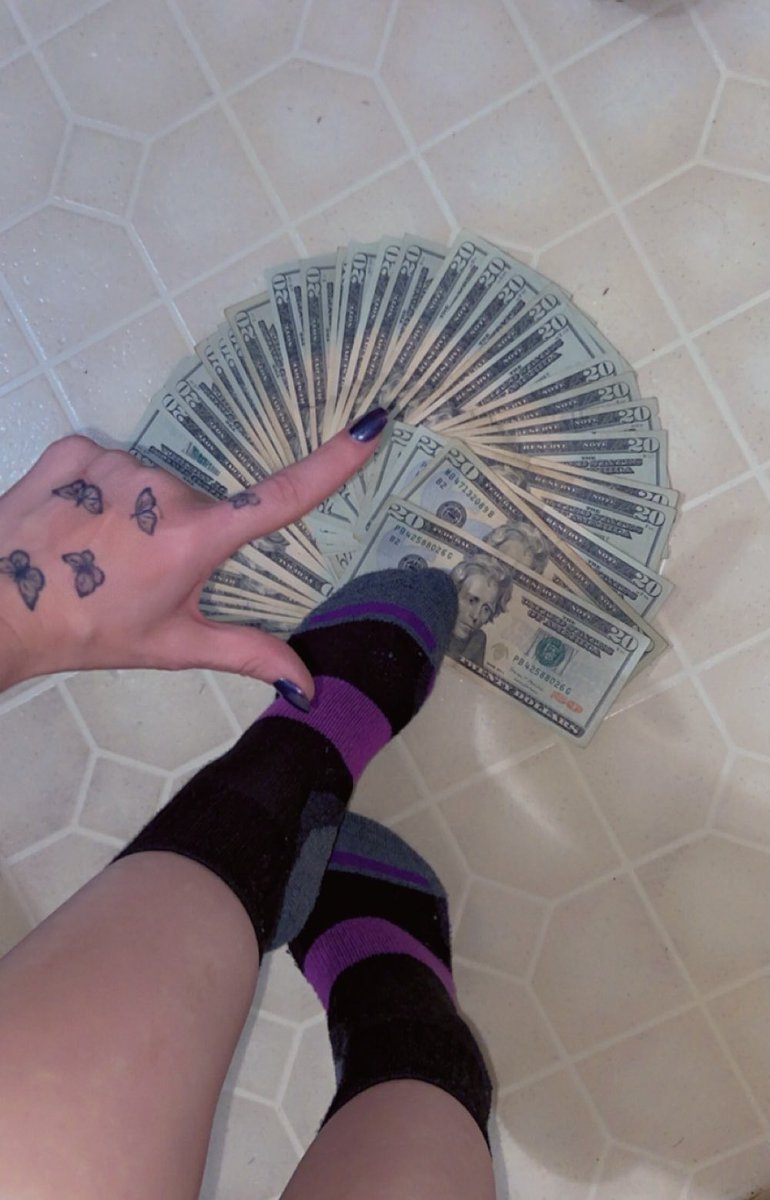 Nellie Collects ✨ tweet media