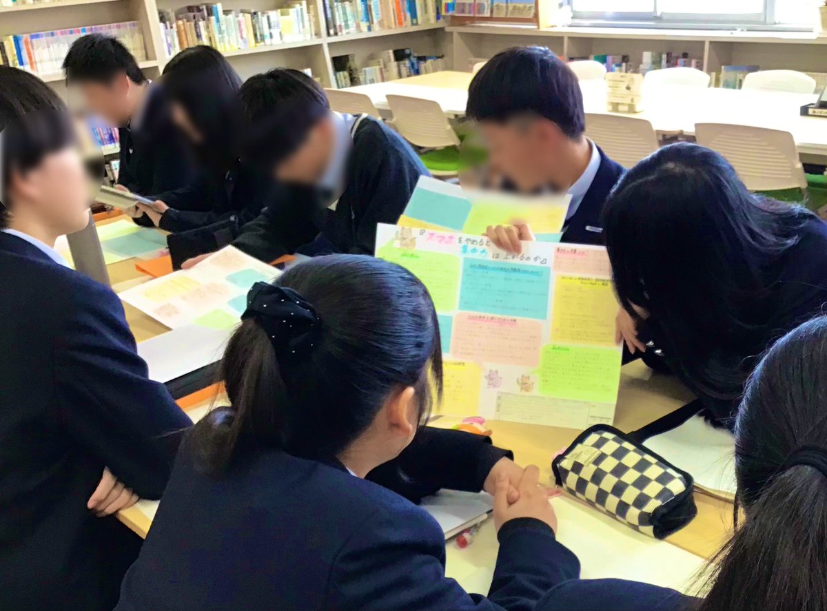 高校１年生の総合的な探究の時間で、研究内容をまとめたポスター発表会が行われ、図書館も会場になりました📚

一対一の対面形式で一人３回発表しました🗣️
熱のこもった発表で、聞き手側からの質問も飛び交いました🙋‍♀️🙋
今後の研究も頑張ってください❗️