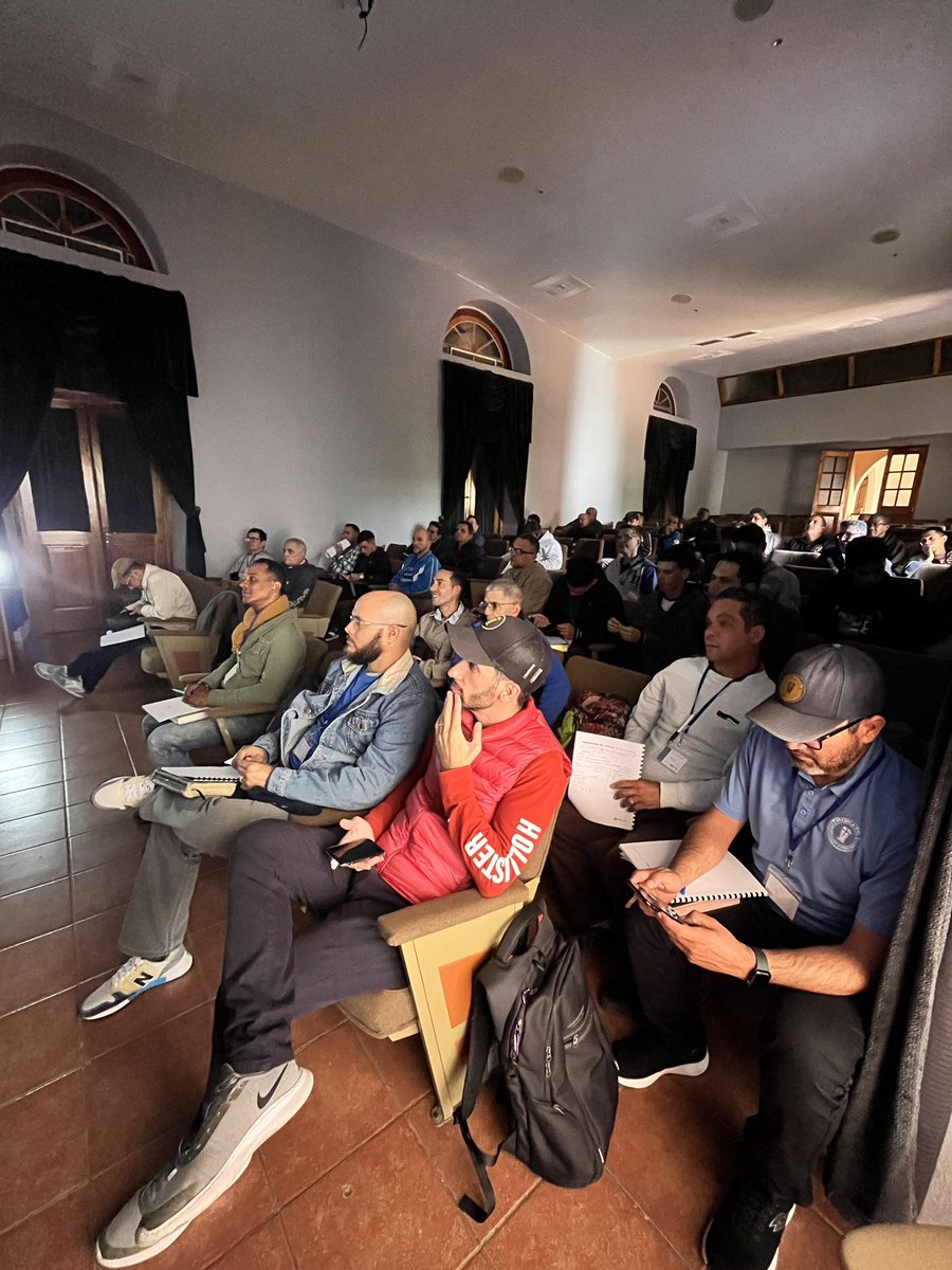 Cerca de 50 pastores y maestros de la Palabra viniendo a un Taller de Exposición Bíblica para crecer en cómo predicar los Salmos con fidelidad. Hombres que sirven en Cuba, en medio de apagones prolongados y las más disímiles necesidades diarias buscando servir mejor a Cristo.