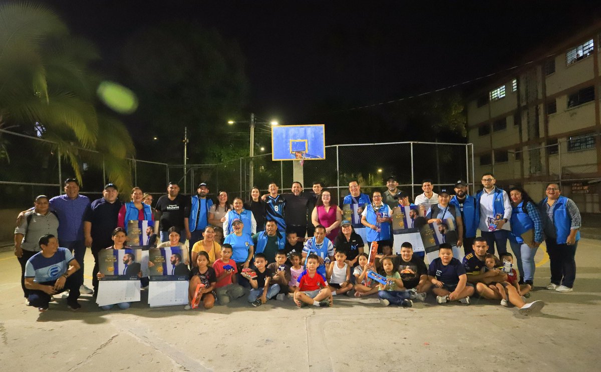 #BarrioLourdes
Calendarios de nuestro presidente Nayib Bukele y juguetes para todos los niños y niñas. Junto a nuestros diputados <a href="/AlexiaRivasG1/">Alexia Rivas🇸🇻</a> y <a href="/EdgardoMulatoSV/">Edgardo Mulato🇸🇻</a> realizamos una nueva entrega de calendarios y juguetes a cada hogar y cada niño del Barrio Lourdes #DistritoCapital