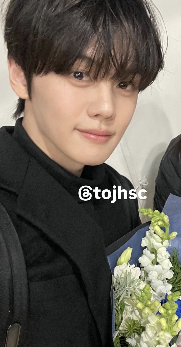 gyuvin took selfies with and signed for all the fans who requested omg this 효자 puppy fr 😭😭😭😭😭😭