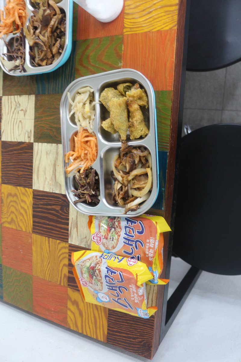 오늘은 날이 많이 풀려서 포근합니다.급식.도시락이 함께 있는 날이라서 부지런히 움직여봅니다

오늘은 버섯볶음.무생채.고사리나물.도라지나물. 고추튀김.그리고 라면을 함께 나누었습니다

감사합니다