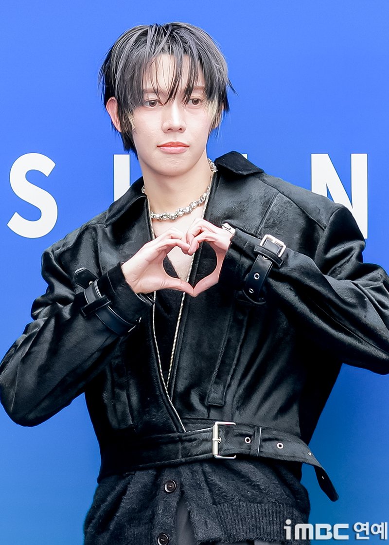 imbcenews's tweet photo. [포토] 로우디, 여유로운 하트 
#로우디 #LOUDI #DDP #서울패션위크 #SFW
#SeoulFashionWeek #SFW_260205 [iMBC연예]

가수 로우디가 5일 오후 서울 동대문 디자인 플라자(DDP)에서 열린 2026 F/W 서울패션위크(SFW)에 참석해 포즈를 취하고 있다.

⬇️고화질 Click Plz⬇️
https://t.co/tycgIyuCH9 https://t.co/YVr7vuuExf