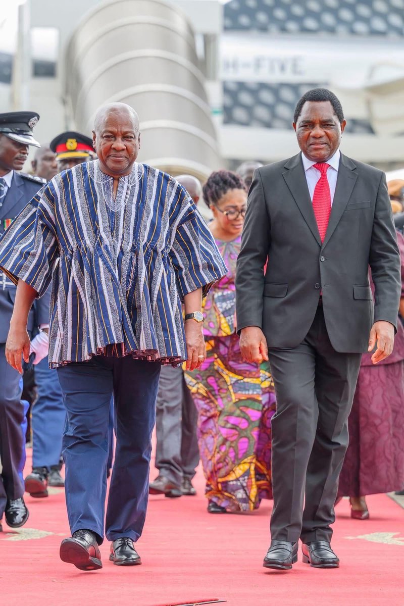 wode_maya's tweet image. Dear Zambians,
The outfit worn by our President is not a BLOUSE. It is a Ghanaian traditional attire known as FUGU, also called Batakari. Our President is intentionally promoting the local garment industry both within and beyond our borders, unlike your President, whose suit is…