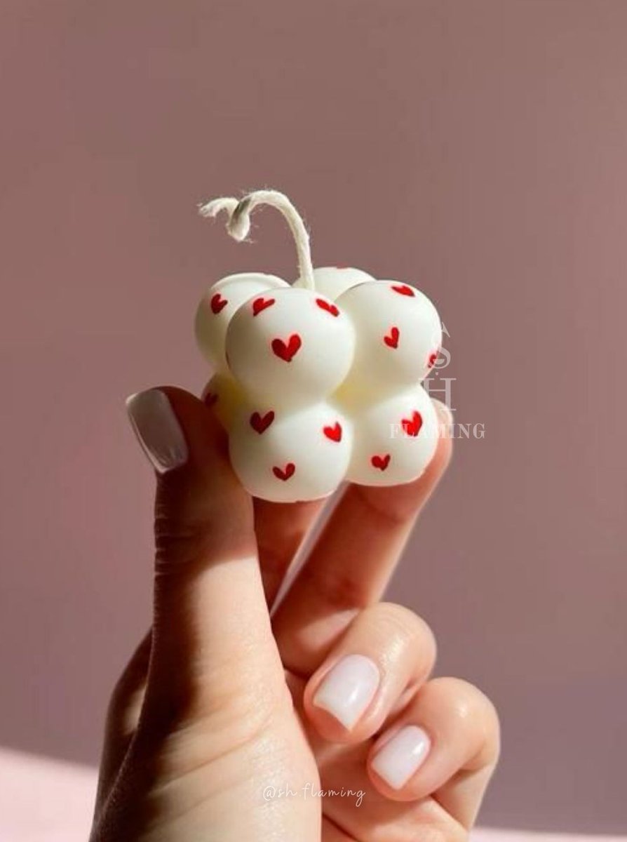 SH_Flaming's tweet photo. Pequeña, tierna y llena de encanto 🕯️💕

La vela Cubo 2x2 con corazoncitos alrededor es el detalle perfecto para decorar, iluminar y aromatizar cualquier espacio ✨

#VelasArtesanales #SHFlaming #DetallesConAmor #VelasDecorativas #RegalosEspeciales https://t.co/tQIDUjEE7E