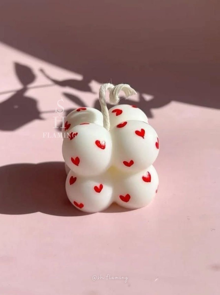 SH_Flaming's tweet photo. Pequeña, tierna y llena de encanto 🕯️💕

La vela Cubo 2x2 con corazoncitos alrededor es el detalle perfecto para decorar, iluminar y aromatizar cualquier espacio ✨

#VelasArtesanales #SHFlaming #DetallesConAmor #VelasDecorativas #RegalosEspeciales https://t.co/tQIDUjEE7E