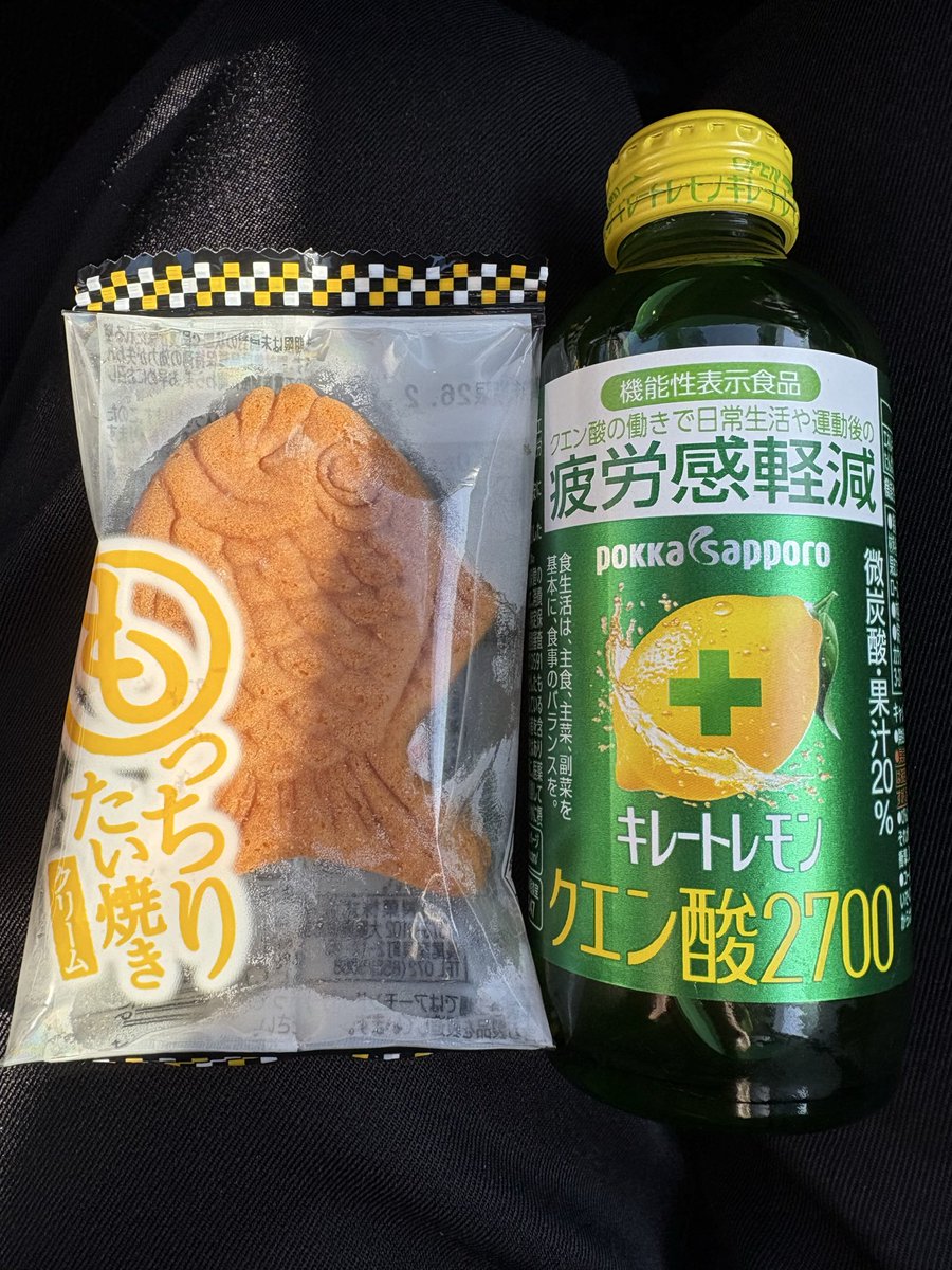 ひとみん、杏ちゃんお疲れ様です！

お友達が今朝お家に寄ってくれて、
｢お昼ご飯食べた後に軽く温めてから食べて～｣
と頂きました🍀

今日頑張れば明日お休み！
少しでも疲労困憊を取りたいｯｯ！
 #ゴゴパリ
 #お茶の時間