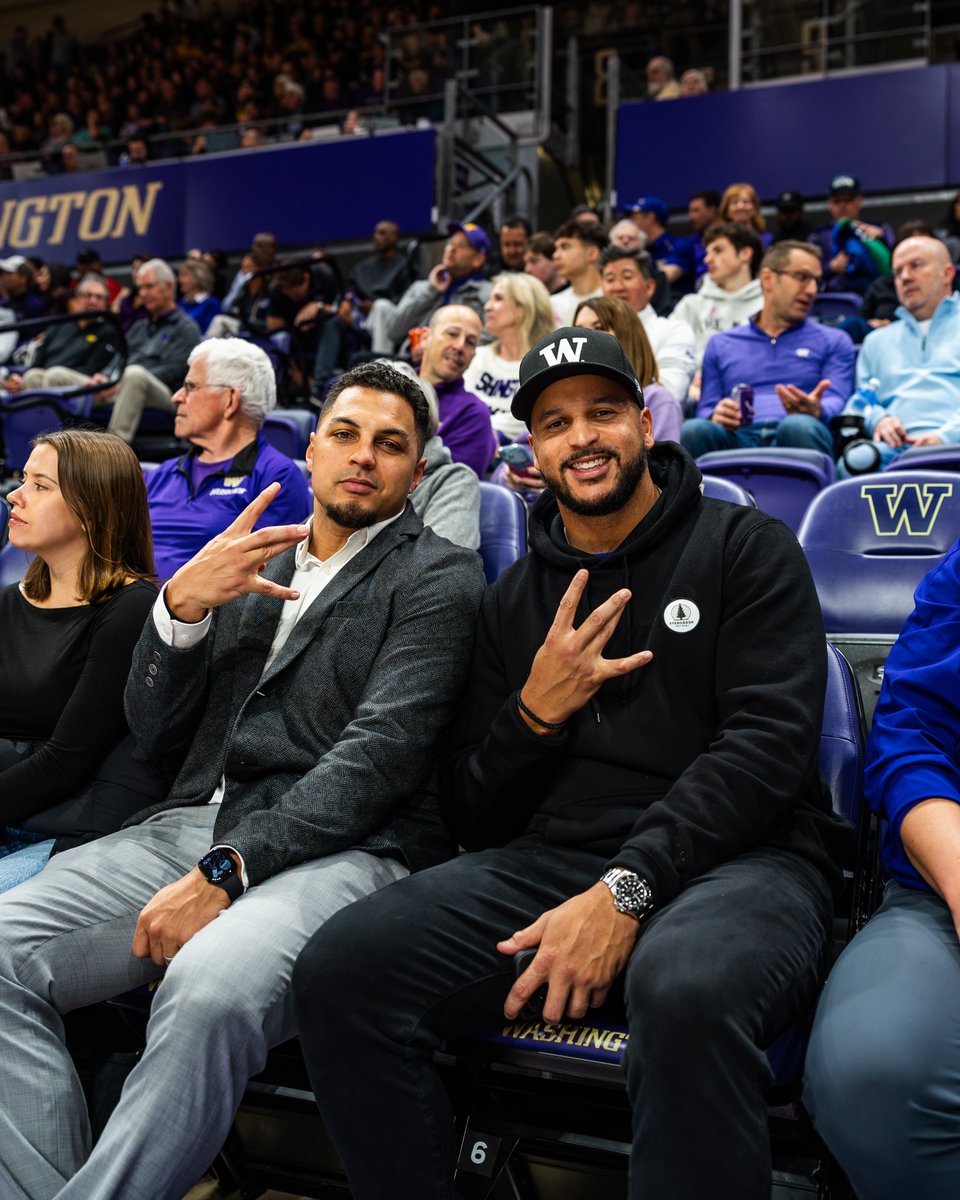 UW_MBB's tweet photo. Husky legend @JKearse_15 taking in the biggest game of the week!

Well... maybe the second biggest. https://t.co/3YzPdAUHYy