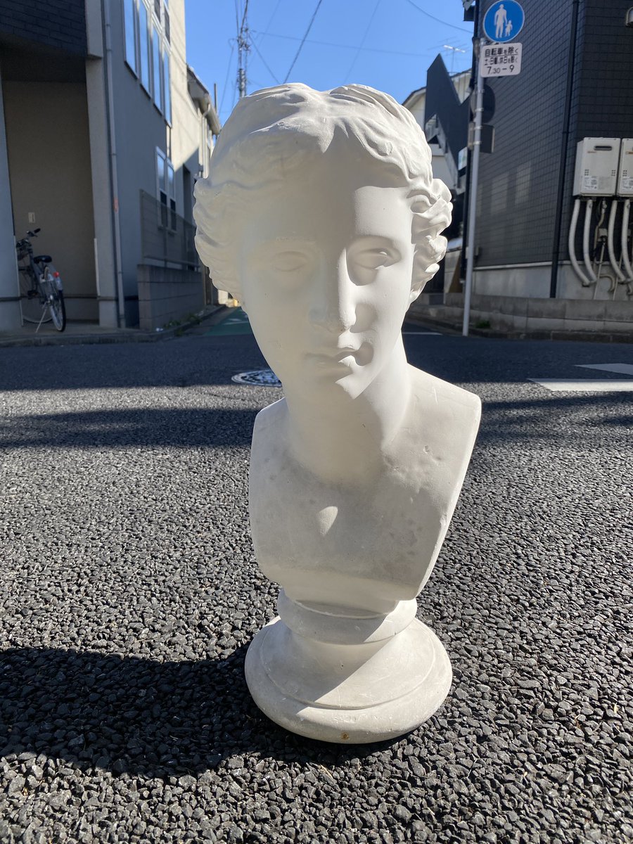 石膏像が入荷😶‍🌫️ ラボルト 1体 ミロのヴィーナス 2体 三角錐 1体