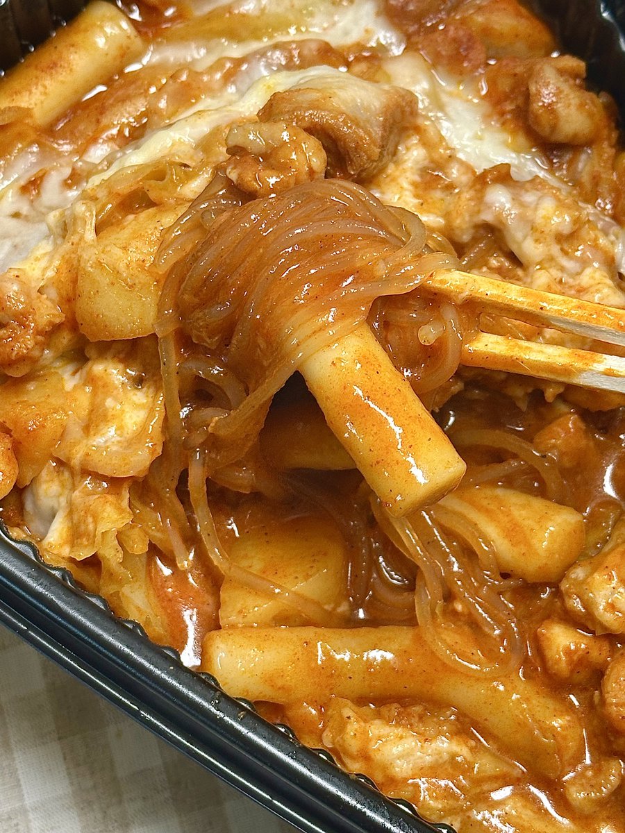 신전 맵닭 먹어봄
치즈추가 기준 이만천원이라 비싼가? 햇는데 닭 야채 당면 다 많아요 양 진짜많음.. 감자가 킥임 신전 좋아하는 사람 무조건 좋아하는맛 그냥 신전에 닭 들어간맛이에요 근데 맛있음 뭐지?
근데 매운거 안좋아하면 비추해요 맵기선택없이 걍 매움

신전치즈김밥 무조건 찍어먹기