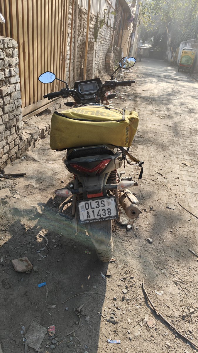 suhaibalishah's tweet photo. Repeatedly spotting delivery riders hiding vehicle number plates by placing stickers over them β a clear violation of the MV Act and a serious threat to road safety.#TrafficViolation #RoadSafety #DelhiTraffic #GigWorkers #Blinkit
#MissingInDelhi #DelhiMissing #FindTheMissing https://t.co/hqzrzsLh4i