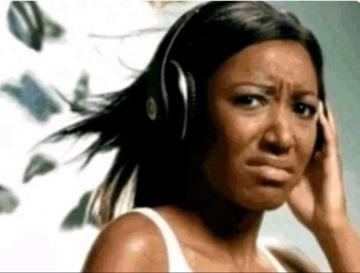 mi cara cuando ando escuchando la playlist en aleatorio y se reproduce una canción de mi antigua personalidad