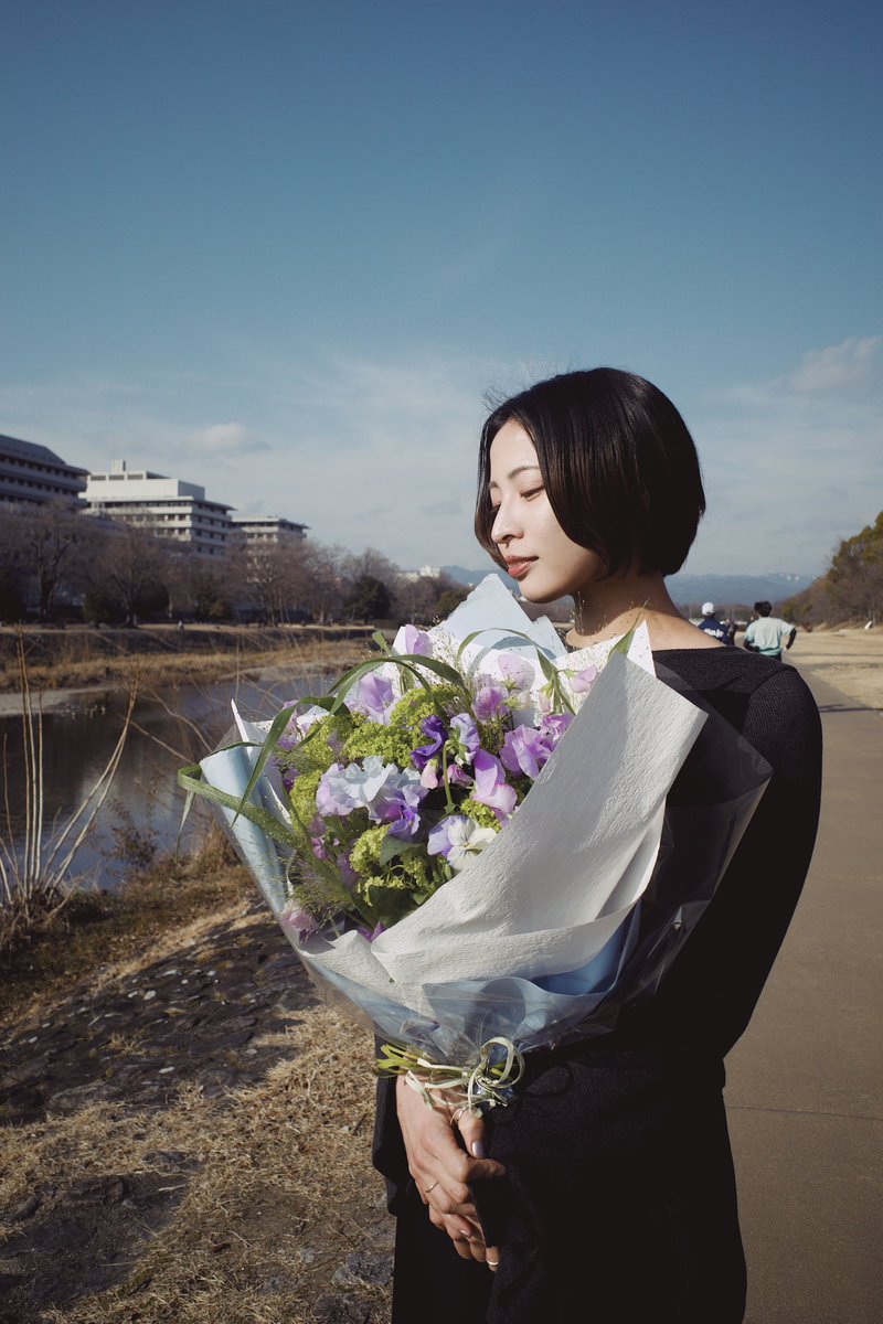 立春のきのう、三十歳になりました！

ゆたかでしなやかな人間になるべく益々精進してまいります。

お誕生日のお祝いに、と素敵な花束をいただいたのでだいすきな鴨川で一枚。これからも重ねてゆくぞ。