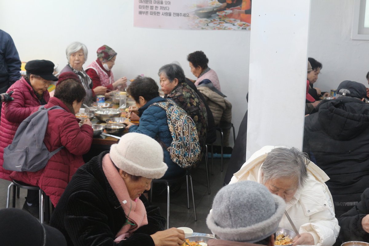 전에도 그랬지만 요즘 물가가 장난이 아니네요..호박한개도 2천오백원이나 하니..헐..

저렴한데없나 ..원플원은 없나..세일은 안하나..이래저래 주머니만 만지작거리게 됩니다..

오늘은 야채비빕밥을 준비해드렸습니다.

도라지볶음.무생채.시금치나물.콩나물무침.계란후라이.양념고추장.고사리나물.