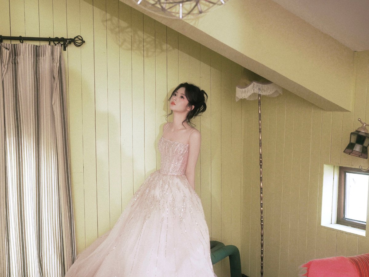 HYTTTHAILAND's tweet photo. “ชายกระโปรงแต้มประกายดาว โปรยแสงเงาพริบพรายอยู่หน้าขั้นบันได～ไปนัดพบฤดูใบไม้ผลิกับ @黄杨钿甜 มุ่งสู่ทุกเฟรมแห่งความอ่อนโยนและความงดงาม 💫🌸”

STUDIO | UPDATE 

#หวงหยางเตี้ยนเถียน #HUANGYANGTIANTIAN #黄杨钿甜 https://t.co/wwLHTaEyfQ
