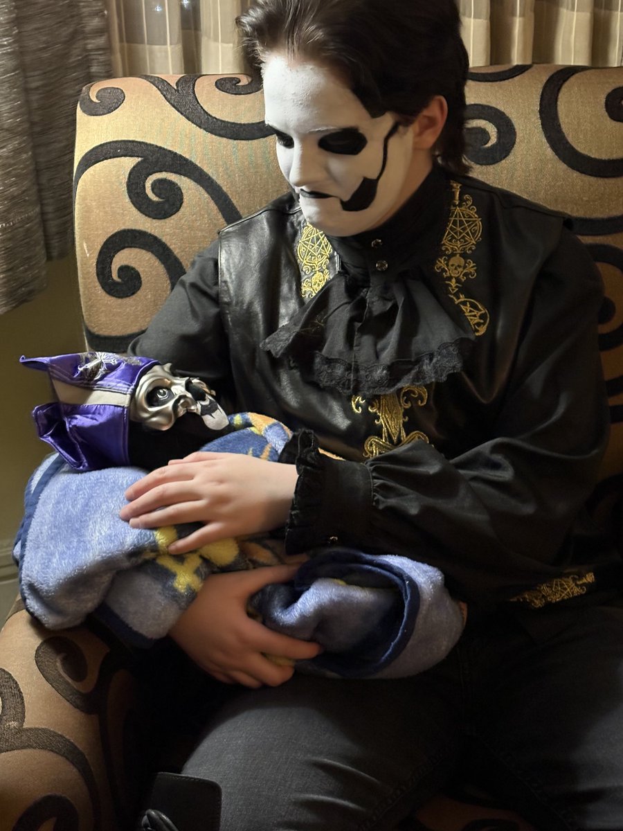 Toben77's tweet photo. TONIGHTS RITUAL WAS AMAZING HELL YEAAAHHHHH #thebandghost https://t.co/k7EgeQFWPi