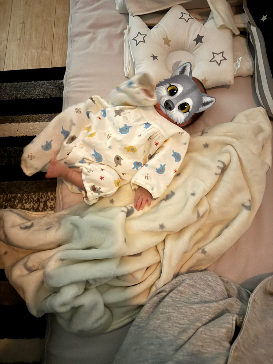 M00Nmini's tweet photo. 息子の寝相悪いシリーズ😴 https://t.co/U70HJkNc6j