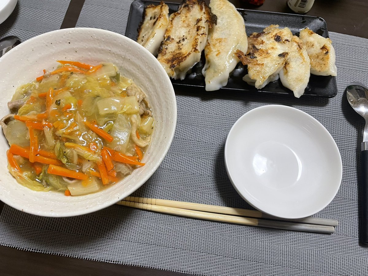 kingTINTAN's tweet photo. ◼︎野菜あんかけ丼、米粉皮の餃子
◼︎お好み焼き
◼︎三色丼
◼︎大根のあんかけご飯 https://t.co/iF6Mph6sEL