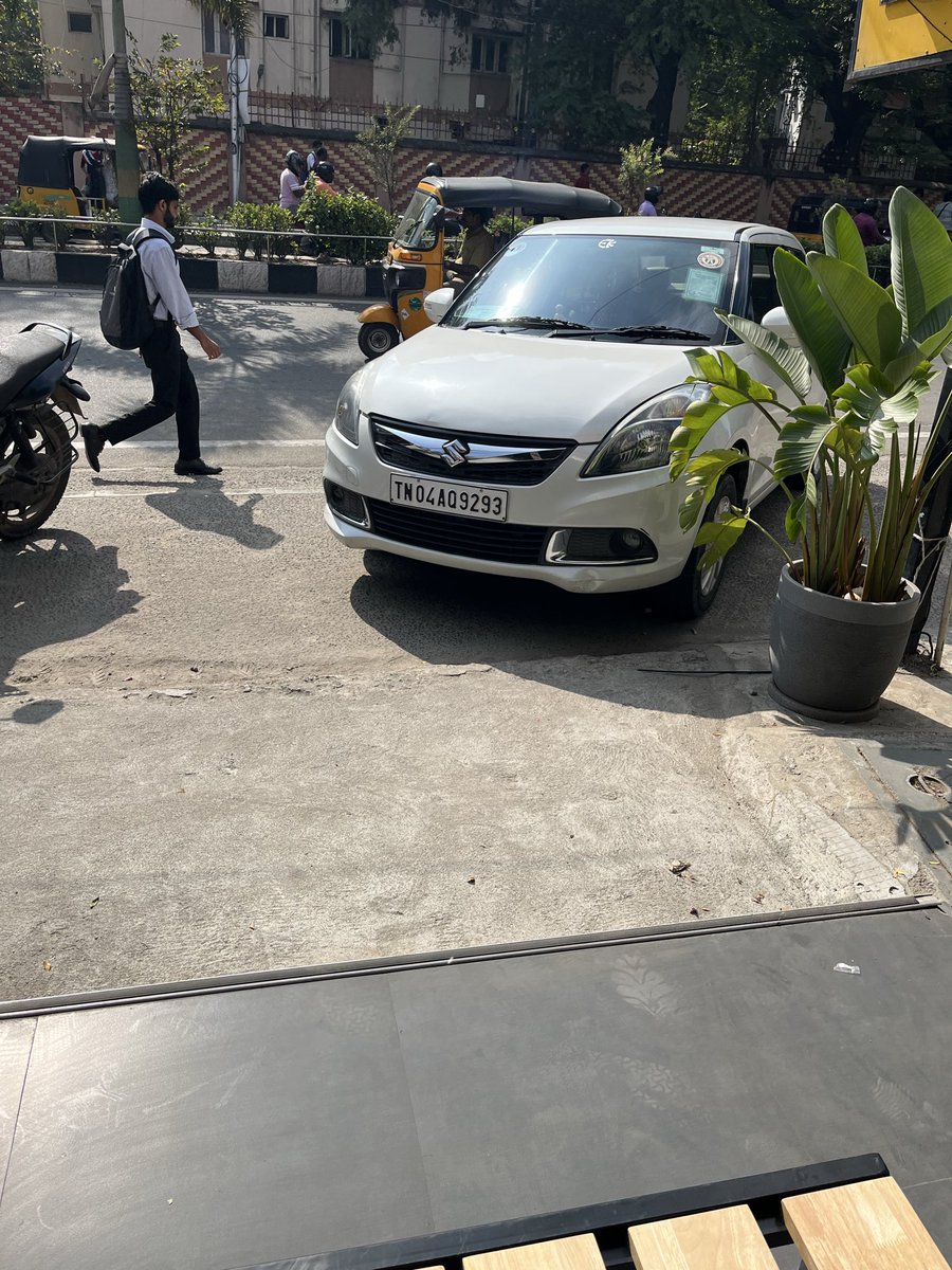 jagzk's tweet photo. @ChennaiTraffic @ChennaiTraffic no action taken. This seems to be perennial issue. You have to penalise the shop. Today morning pic attached. We had to walk on the main road. Dangerous to pedestrians. https://t.co/XZLiwbV0CU