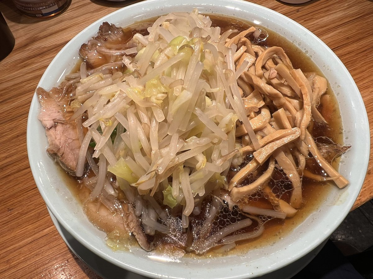ひろちゃんラーメン！＠池袋駅
中華そば🍜tp.メンマ＆ゆで野菜

久々のちゃん系ラーメン🎊
平打ちモチモチ麺に醤油スープ💘
切りたてチャーシュー＆細切りメンマ
やっぱり！ちゃん系！中毒性抜群💓
他のちゃん系よりあっさり🤔
お店によって全く別物を再認識😊
大満足の完食です🈵
#池袋 #ラーメン
