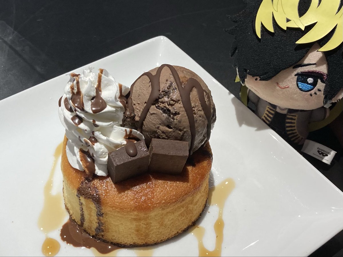 カラオケ来てる
写真は注文したパンケーキを欲しがるじゅしぬ