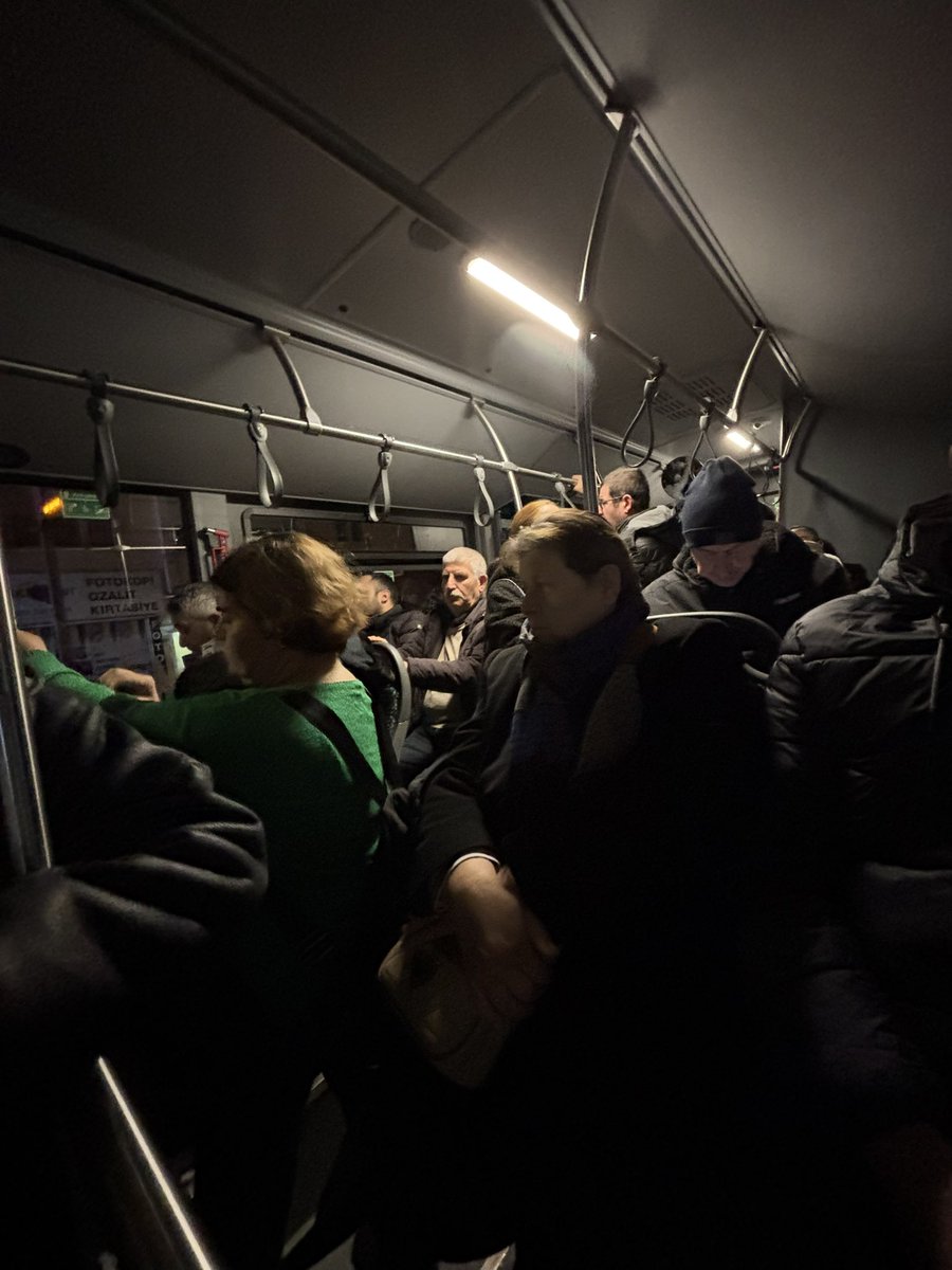 Şu hale bakım işe gidenler okula gidenler ayakta boş gezenler hastalık hastası oturduğu yerden hiçbir b*ka yaramayan emekli yaşlılar otobüsteki koltuklara yerleşmiş ben hakkımı işte bunlar gibi vicdan. Yoksunlarına helal etmiyorum. Sabahın 6’sında senin nasıl bir işin olabilir