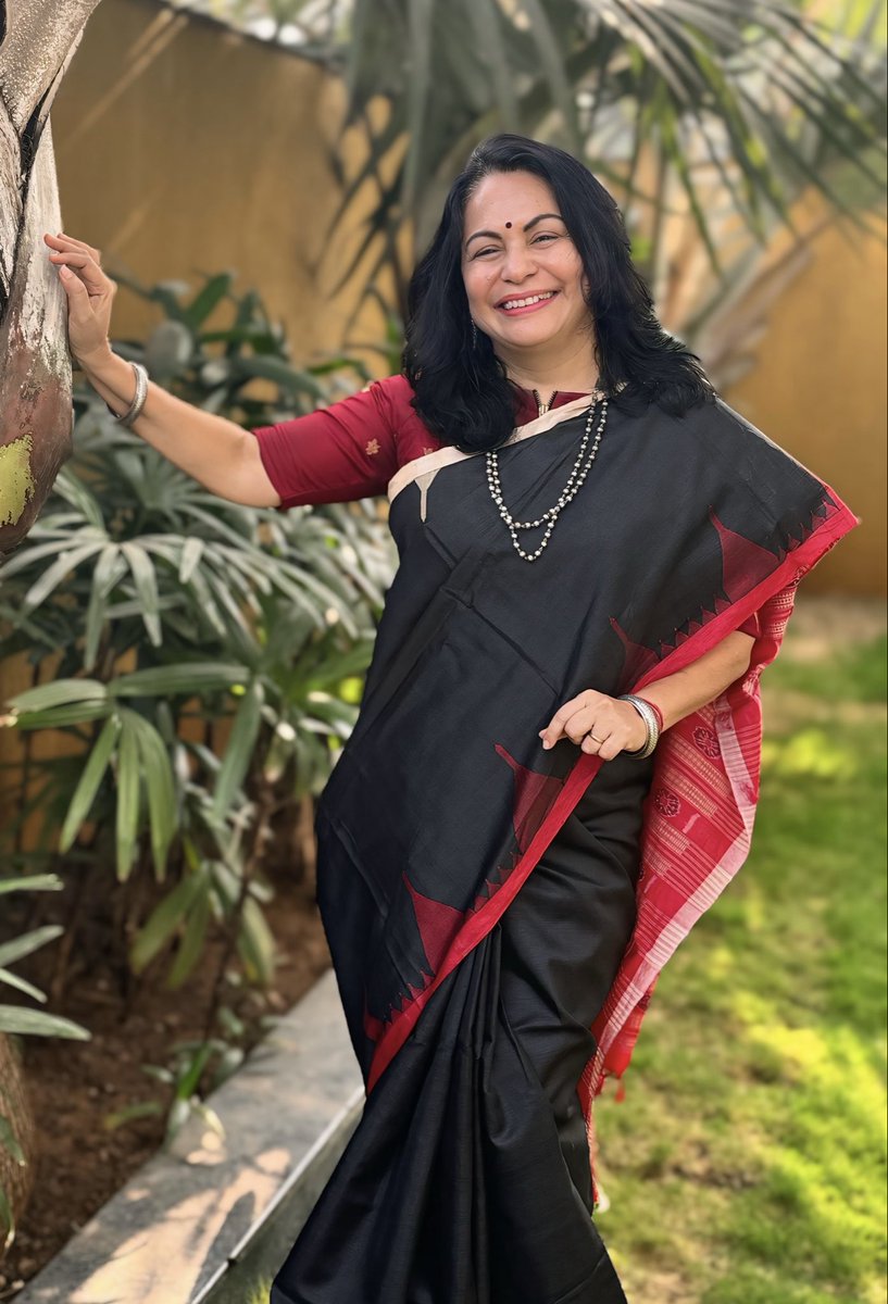 ShefVaidya's tweet image. Been ages since I posted a #sareeswag pic, but I think the workouts are beginning to show finally! The saree is an elegant #gopalpur #tussar from Odisha, always my go-to-saree for formal/semi-formal events!