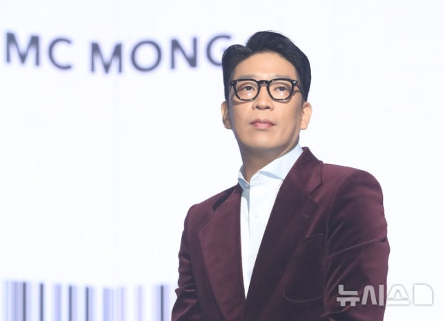 KoreanUpdates's tweet photo. #MCMong is embroiled in prostitution allegations. TV Chosun recently brought up the allegations that were reported by reporter Kim on his YouTube channel.

According to the report, residents who lived in the same building as MCMong filed a complaint with the management office, saying that there had been frequent entry of non-resident women. Some even claimed that the apartment seemed to be used as a prostitution place.

The management office began checking the CCTV and found 3 woman presumed to be entertainment establishment worker. Regarding this, MCMong explained that it was just a day when he ate with friends and had a wine party, and said not everyone who works at a bar is involved in prostitution. Though he originally denied, it was reported that he admitted to the allegations.

Reporter Kim stated that when the security released the CCTV because the complaints kept coming, MCMon admitted and voluntarily stepped down from his agency (One Hundred).

https://t.co/RZGcf4dpCk
#KoreanUpdates VF