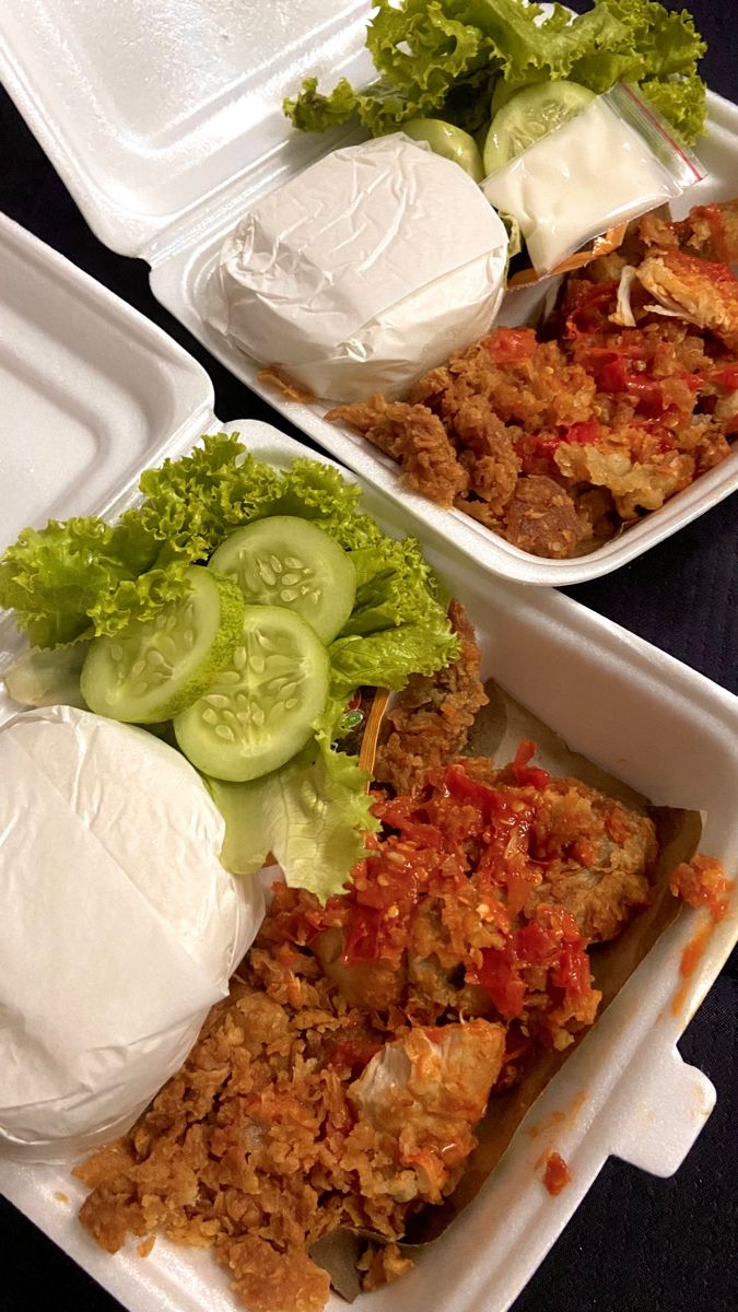 Membawa donat gula pesenan my gua ipar <a href="/deraiasa/">Adimurti, Gianina.</a> dan beli ayam geprek buat kita bedua makan 🤤

Gi <a href="/deraiasa/">Adimurti, Gianina.</a> lo makan dulu, gua jagain si Bomi 😚😚😚