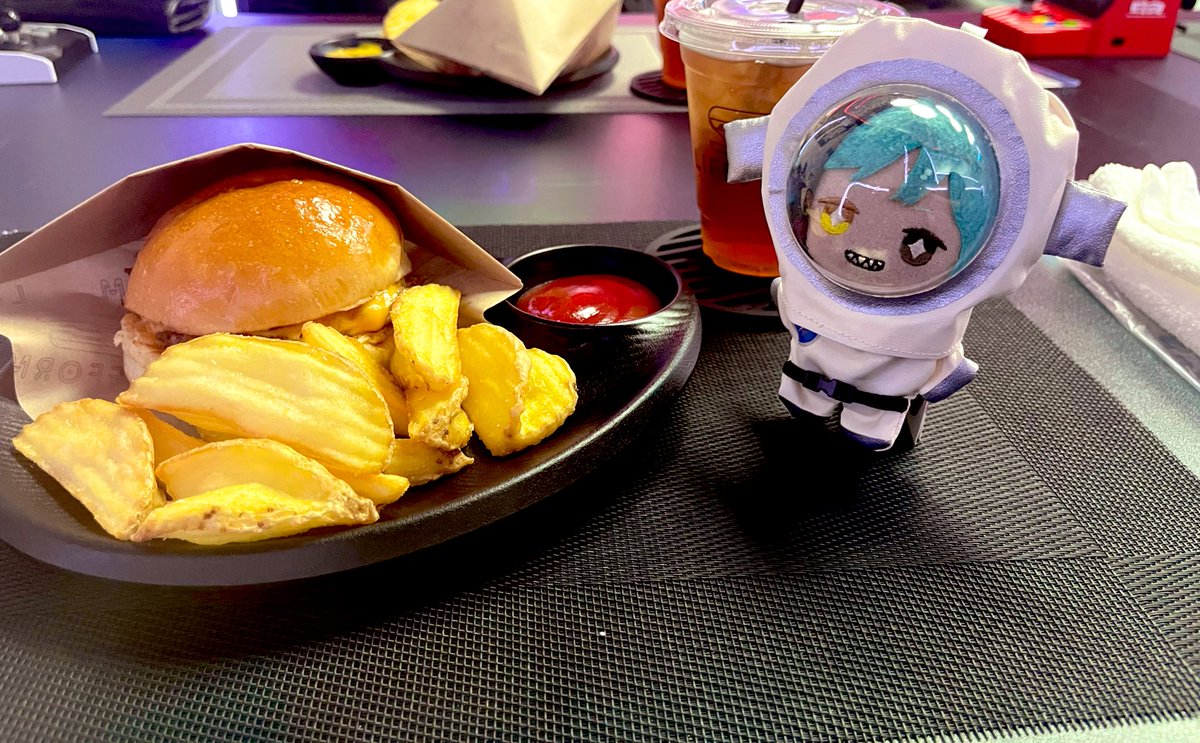 wuVKRiKhmwXzGfz's tweet photo. ずっと気になってたLIFEFORMさんに行ってきました！✨🪐
美味しかったです！！✨🍔🍟🥤
フロぬいが着用してる素敵なお洋服はKIKI96(@hijiki00957950 )さんでお迎えしました✨

#lifeform
#cyberpub
#okinawa
#北谷 https://t.co/hLCkBDQDox
