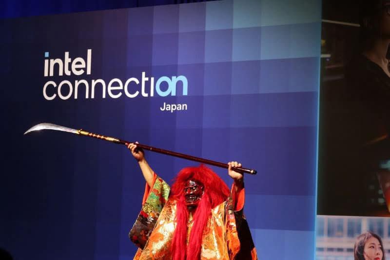 KoshiroMinamoto's tweet photo. @pc_watch 素敵なレポートありがとうございます。Intel Connection Japan 2026のオープニングで、武道×能×AI「電脳芸能®︎」の演武をさせていただきました武楽座の源光士郎です。

インテル大野社長とのトークでは、揚幕(五色幕)の向こう側を現代の異界としての『電脳世界』に設定し、天叢雲剣の「叢雲」と「Cloud」を重ね合わせ、クラウドに集積した人類の叡智をインテル様のテクノロジーで「知性の依代」として結晶化した「宝剣(AI PC)」が、クラウドからユーザーの元へ降臨する「現代の神話」を表現しました。
tel様公式ハイライト動画（開幕パフォーマンスも登場します）:
https://t.co/vzc46nraI0
@IntelJapan 動画ありがとうございます。

Core Ultraシリーズ3の“AI PC新章” 、楽しみです。
#IntelConnectionJapan #AI_PC #電脳芸能®︎ #武楽座 #源光士郎 #chaosru #Defios #TOPPAN #猿人 #FieldOnePromotion #AIPC