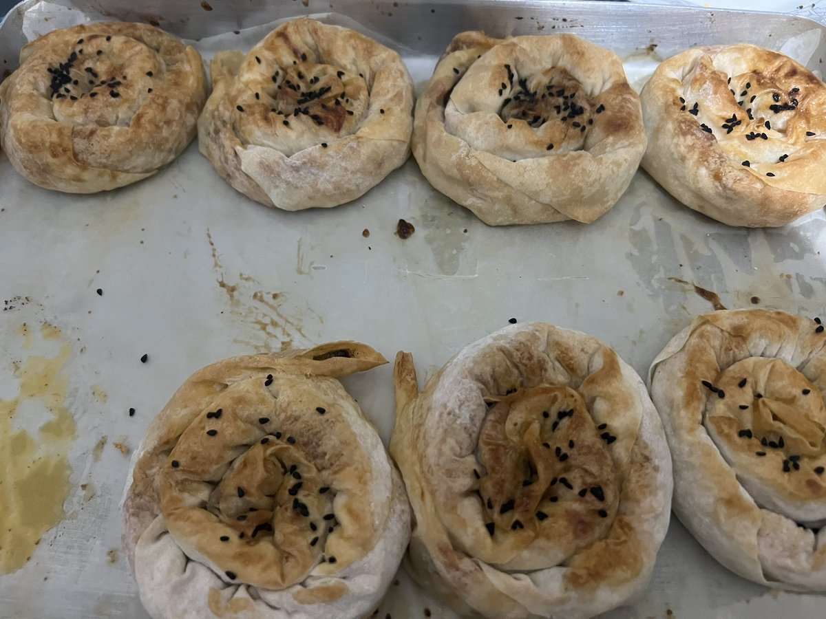 Günaydın Gençler 
#Günaydın #Perşembe 

Sana da Günaydın Gül Böreği Kılıklı Pizzamsı Şey 🤣🤣🤣