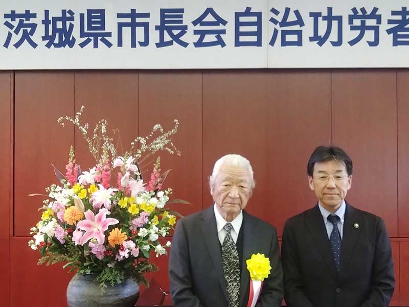 miyajima_ken_tw's tweet photo. 茨城県市長会自治功労者として、かすみが���ら市から西尾晴男さんが表彰されました！

西尾さんは区長、区長会副会長、区長会会長を歴任され、地域のリーダーとして活躍されました。

また、総合型地域スポーツクラブKSCな��よしスポーツクラブの会長として、地域の健康づくりの先頭に立っています。 https://t.co/Vi9oj5lcTY
