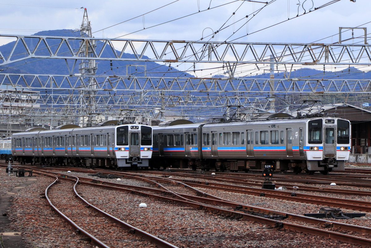 一時期見られた多度津駅6000系同時入線。
僅かな時間差で上手く並ぶとは限らなかった。
※多度津行き、岡山行き