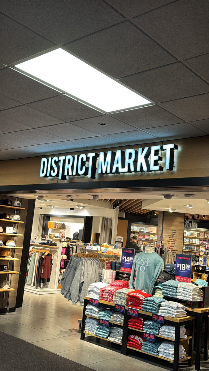 tilley1971's tweet photo. What a rip off #SFO @flySFO #districtmarket   At a time when American families struggle with the economy . You can justify $5 a single can of @drpepper or @CocaCola  $7 for a small bar of candy?  Despicable @nytimes @washingtonpost #prices #boycott https://t.co/vvkYVdkWN6