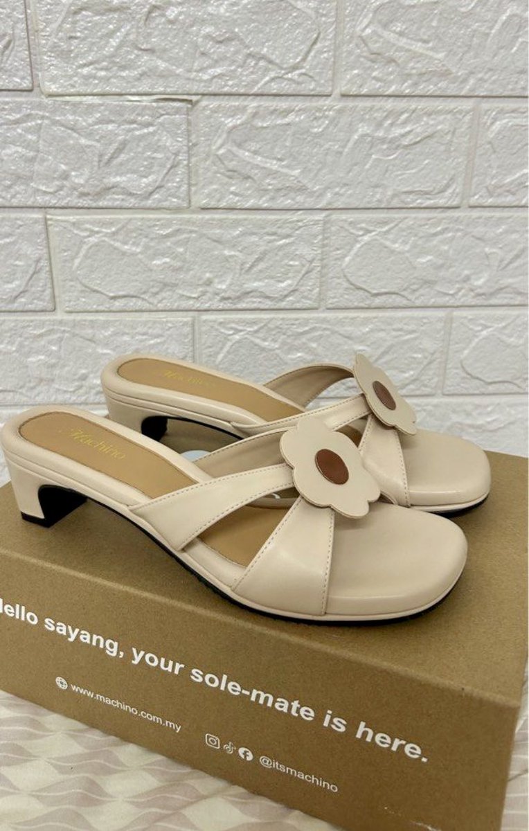 tashastic's tweet photo. Hi ada tak yang mencari kasut raya lagi tak? I nak letgo my last pair of Machino heels for RM99 je. Normal price haritu i beli 178. Pakai sekali je bcs it kinda big for me. Size 41, if u jenis wide feet boleh pakai sebab depan dia lebar and cushion dia tebal so sedap nak pijak2. https://t.co/GmibkqMgBg