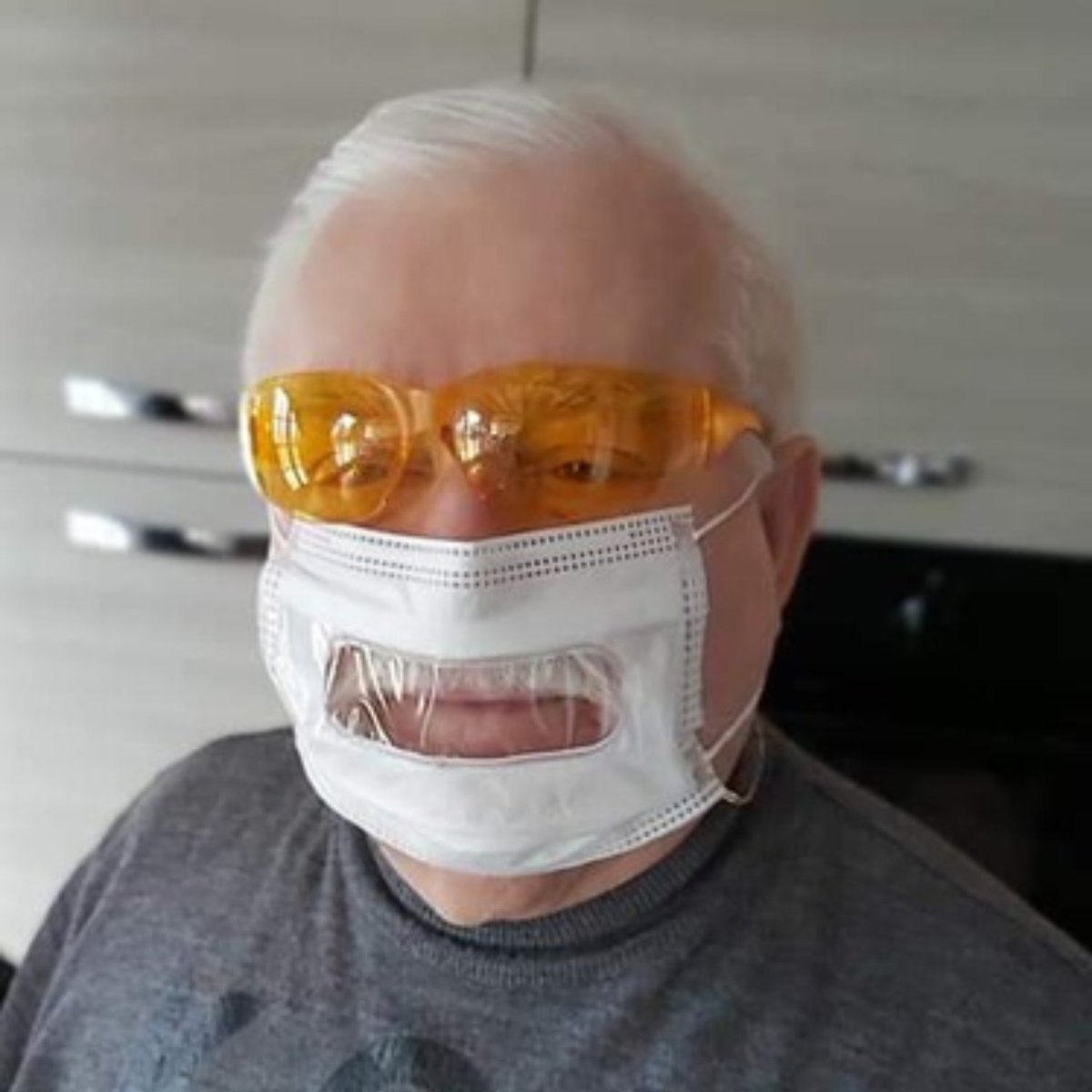 WAŁĘSA w maseczce z "szybką", żeby było widać wąsa i rozpoznać, że to sam Lechu.  

Bez wąsa nie ma Lecha. 😁