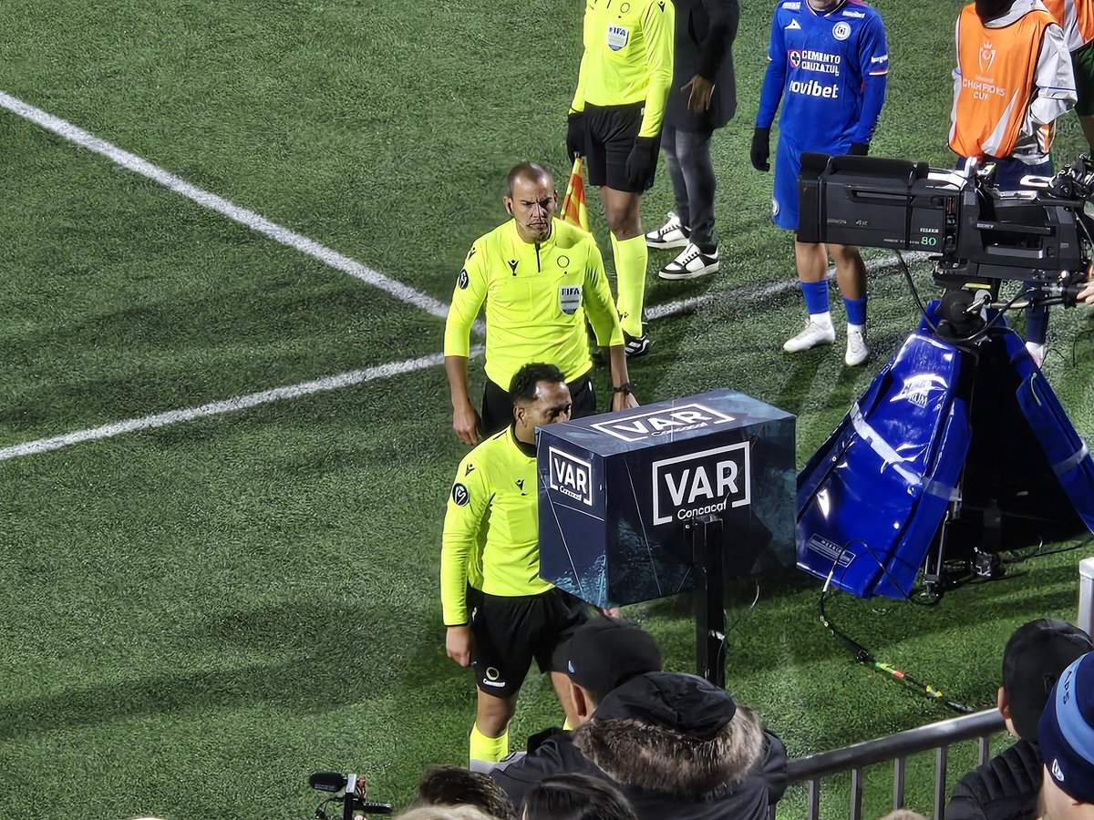 A historic moment at Willoughby!

The first ever Video Review there.

Sadly overturned a Vancouver FC penalty though.

#Concachampions