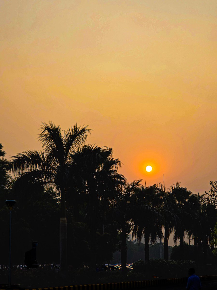 CatchMeAbhiOrb's tweet image. This isn't JAPAN / KOREA / DC ❌

This is NAVI MUMBAI ✅

This is my WORKSPACE ❤️

#Blossom #Sunsets