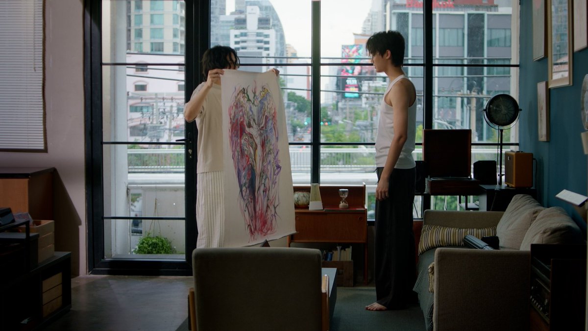 Nuchyfilm's tweet photo. ตอนแรกว่าจะตัดฉากนี้ออก เหลือแค่ภีมบอกจิระเฉยๆว่าดูรูปแล้ว โทรไปปรึกษาจิตติเรน นางบอกไม่ได้ๆ เดี๋ยวมันค้างคา สุดท้ายหาทางยัดลงไปจนได้ค่ะ และกลายเป็นภาพที่ชอบมาก ศิลปะของจิระสะท้อนความจริงให้ภีมเห็น จนนำไปสู่ความเข้าใจและ move on  #BurnoutSyndromeSeriesFinalEP https://t.co/yxo7V6a6EH