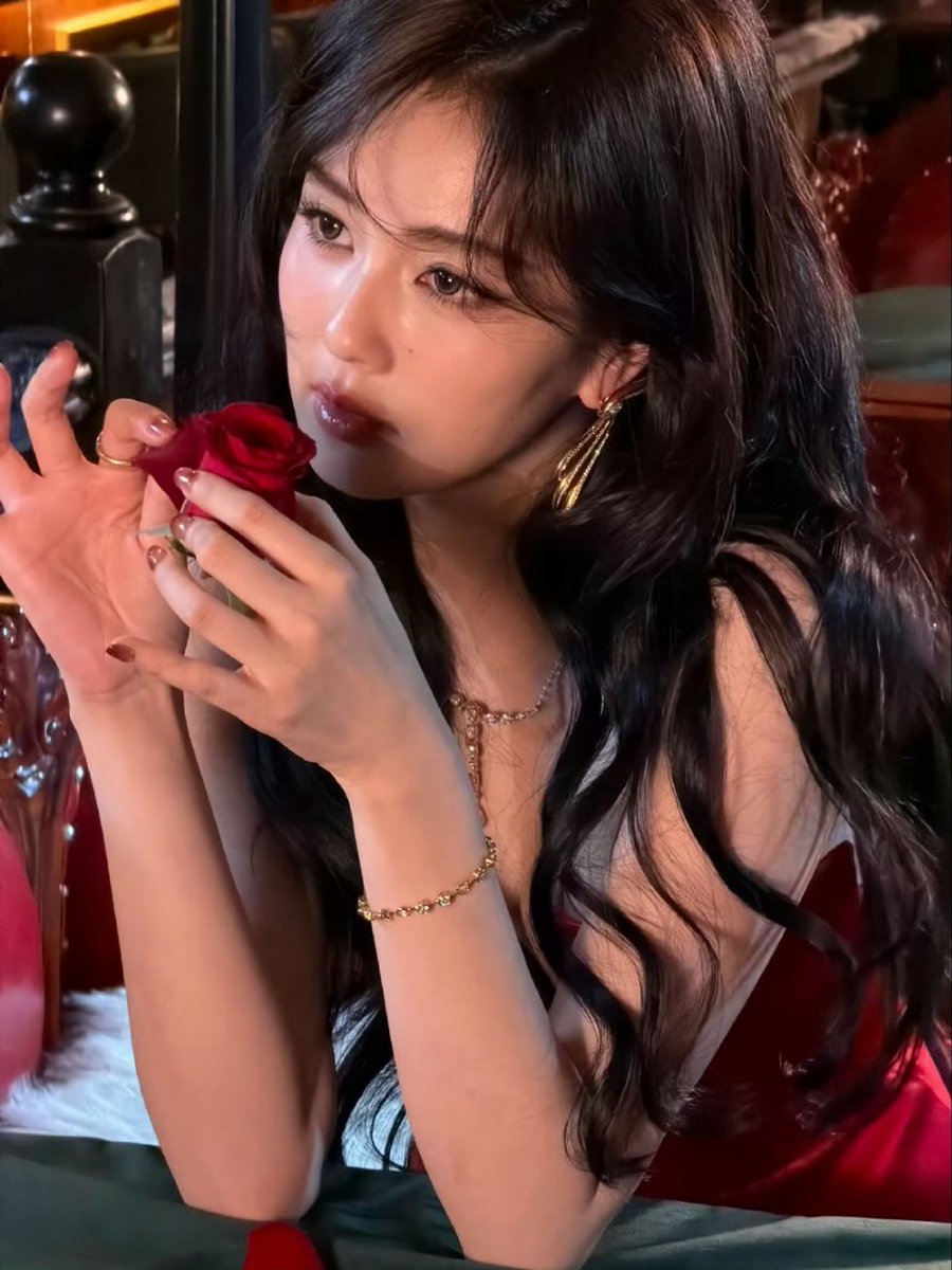 bailuniverse's tweet photo. her skin looks like it’s never known stress https://t.co/hNm7ZYhGOW