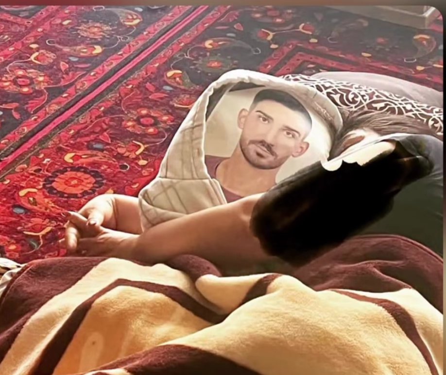 مادرش شبها قاب عکسشو بغل میکنه میخوابه🖤💔

#امیرمحسن_اللهیاری