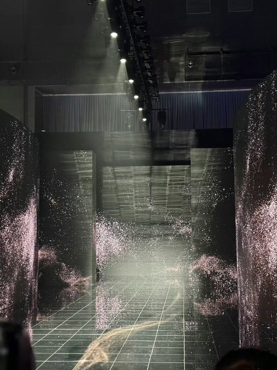 ttoonmikwl's tweet image. อมกกกก.ฉากสำหรับเดินพรมวันนี้เหรอ ถ้าไม่บอกนี่นึกว่าธีมงานแต่งอห. แล้วคู่จิ้นคู่ชิปตั้งกี่คนในงาน แฟนคู่แต่ละด้อมมันไม่กรีดร้องกันหมดเลยเหรอตอนนี้ผมกรีดร้องแล้วอยากร้องไห้พี่ทำอะไรกับหัวใจเหล่าชป.วะ