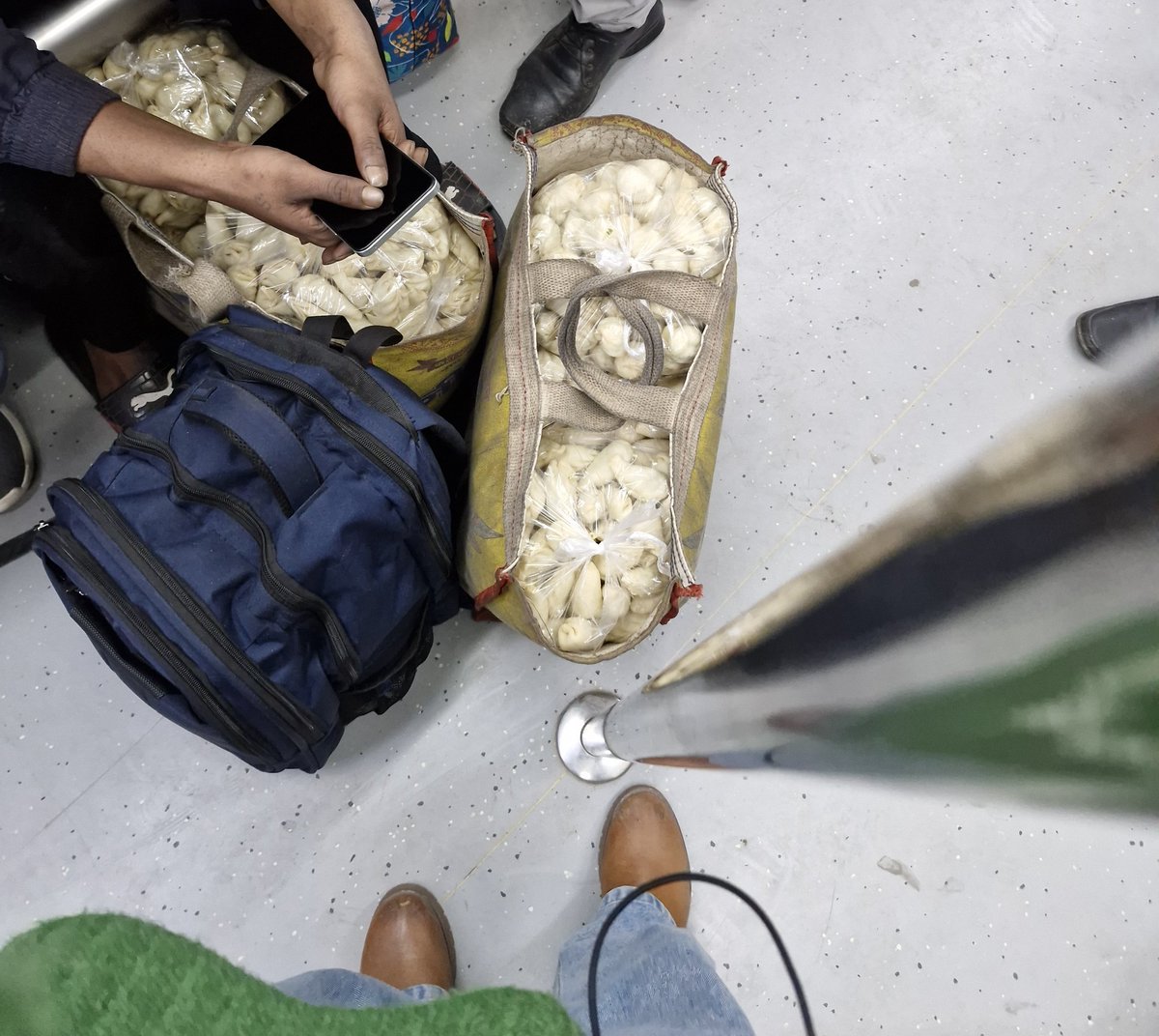 ad_itish45's tweet photo. Yesterday, while traveling on the metro, I saw a man carrying packages of everyone's favorite momos that were unhygienically packaged and transported. This seriously raised concerns about whether what we are eating is truly healthy. 🤔 #Momos #Hygiene #FoodSafety https://t.co/9mfMkro4Tz