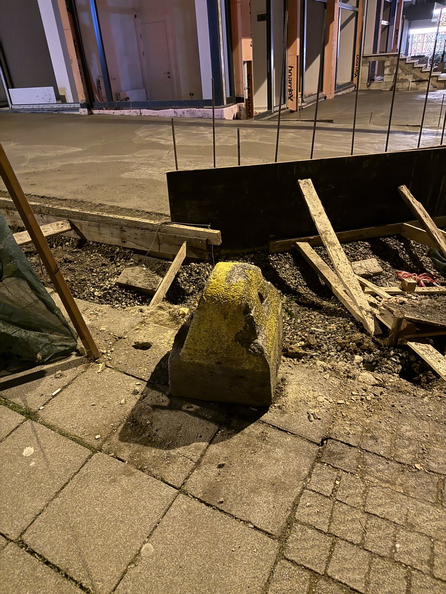 syildiran's tweet photo. Kaydı kapatmışsınız. Sizin görev ve sorumluluk anlayışınız bu mu? Bugün sabahki (24 saat sonra) durum hala bu. Vatandaşın başına bir zarar gelmesini bekliyorsunuz sanırım.
Bilim Sk.-Kantarcı Rıza Sk. köşesindeki inşaat.
@kadikoybelediye @mesutkosedagi @kadikoykaymakam https://t.co/RojFZNLWuB