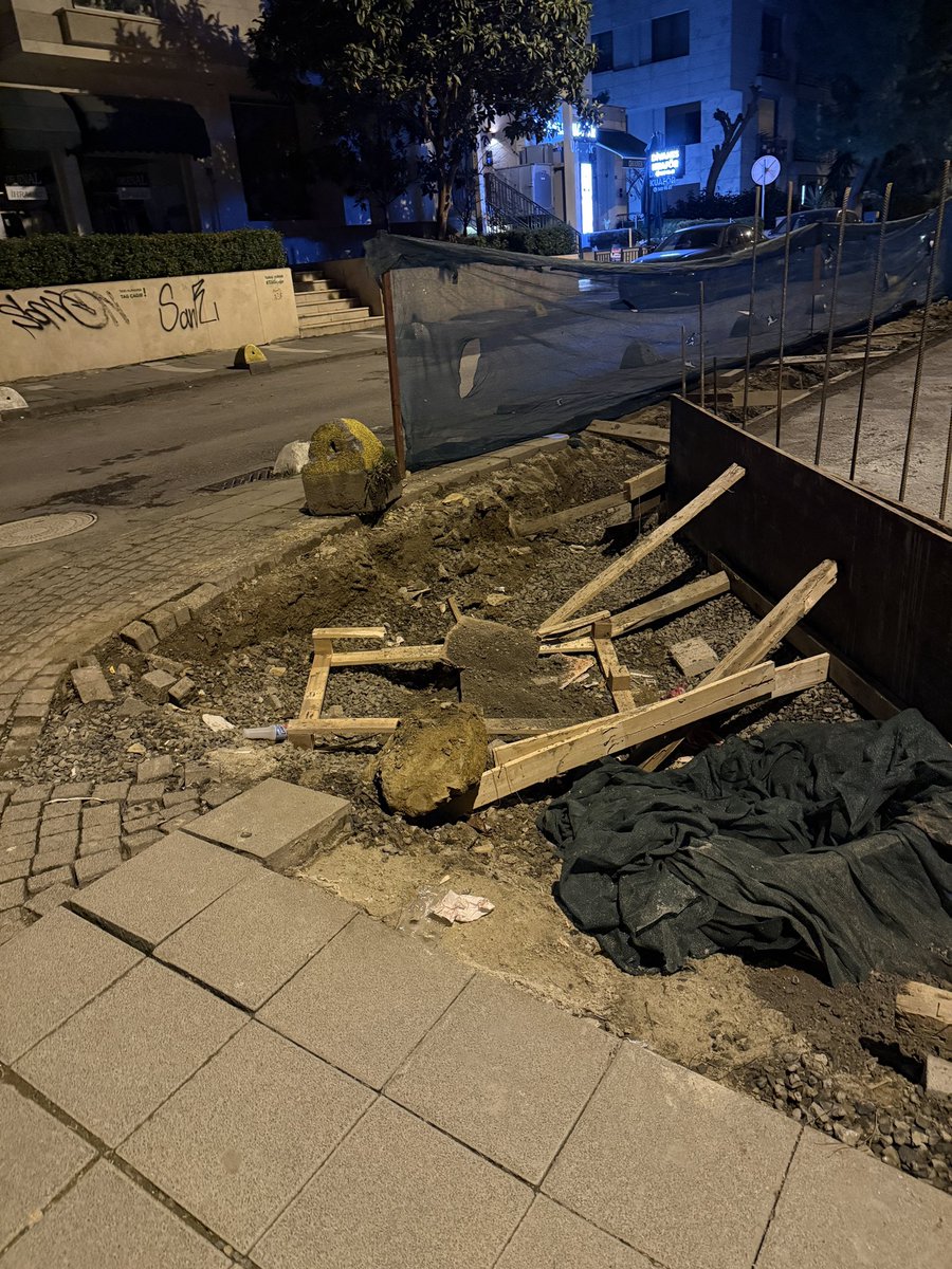 syildiran's tweet photo. Kaydı kapatmışsınız. Sizin görev ve sorumluluk anlayışınız bu mu? Bugün sabahki (24 saat sonra) durum hala bu. Vatandaşın başına bir zarar gelmesini bekliyorsunuz sanırım.
Bilim Sk.-Kantarcı Rıza Sk. köşesindeki inşaat.
@kadikoybelediye @mesutkosedagi @kadikoykaymakam https://t.co/RojFZNLWuB
