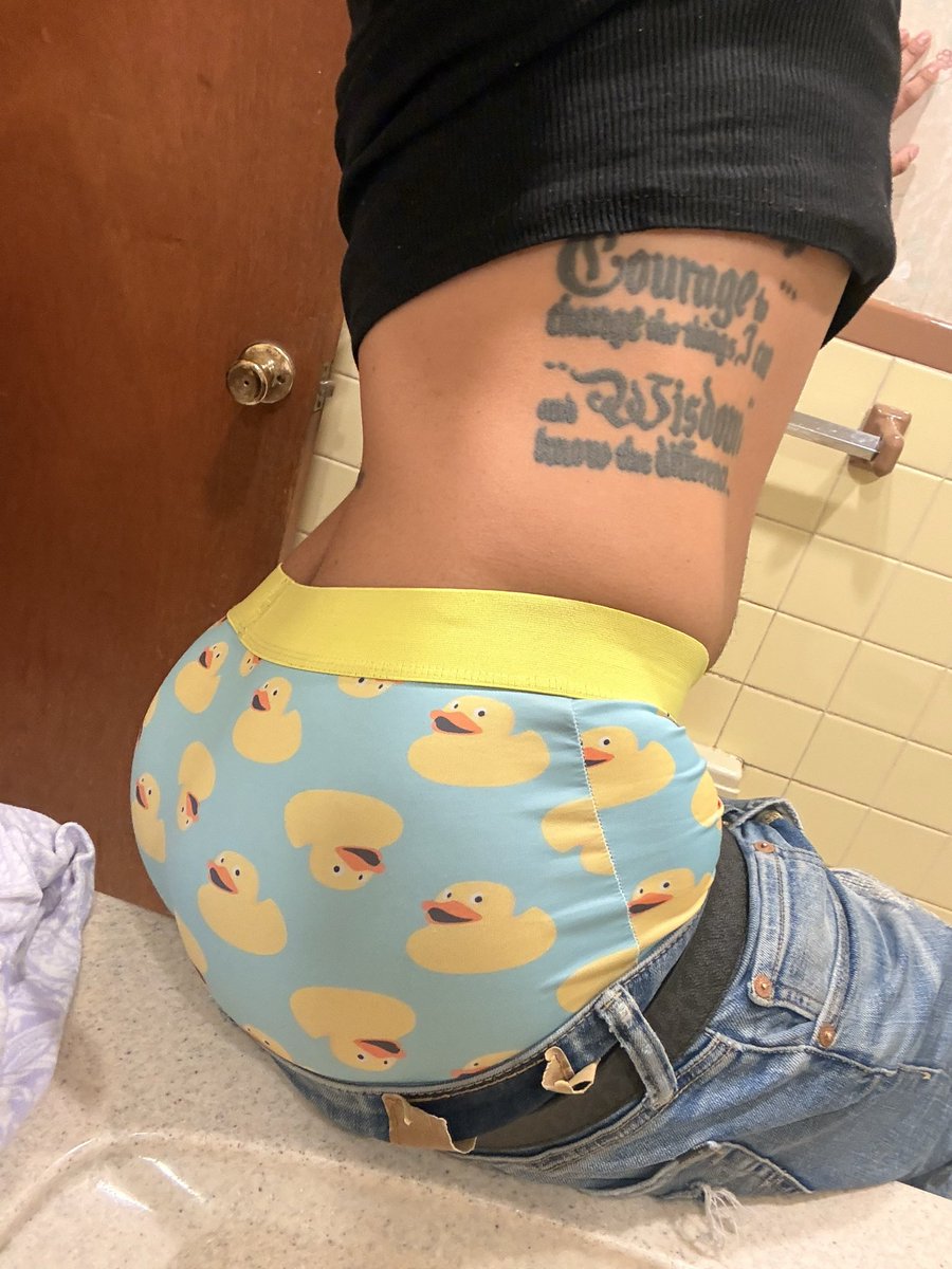 I’m just trying to look like this standing up now 😂😂😂.. progress 👁️👄👁️