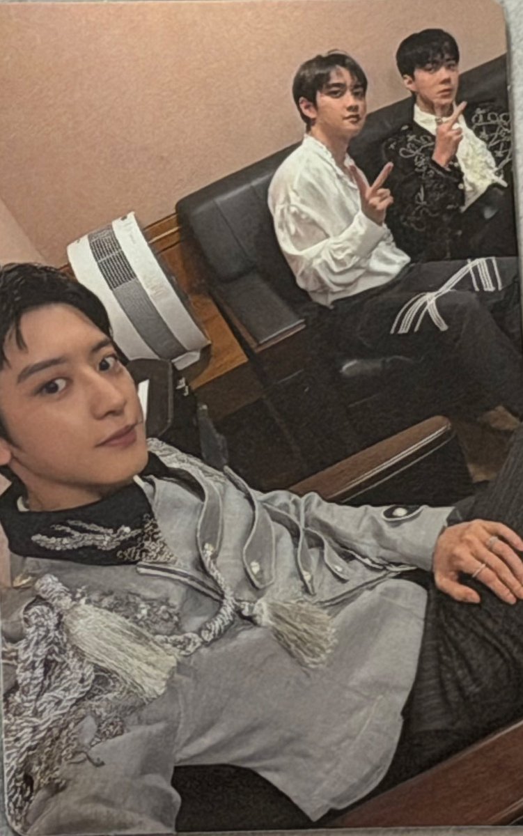 디세 맨날 이런구도로 사진찍히는거 깊생하게되