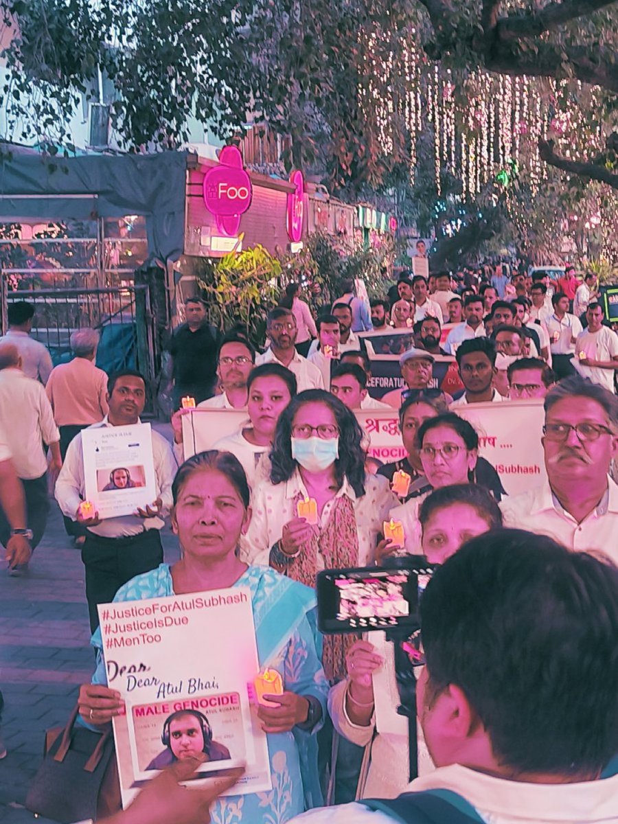 These mothers and sisters who stood on the streets till late night to protect the lives of their sons and brothers are the real face of Bharat Mata🙏

When the system failed, some mothers and sisters stood up for men.
This is courage. This is conscience. This is justice.
