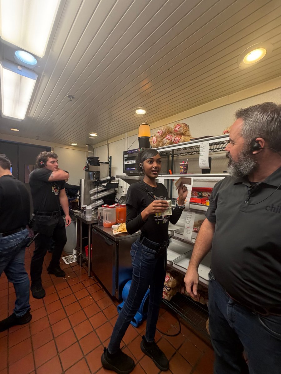 CKarmolinski's tweet photo. Arianna winning the Chilihead recognition drawing for $100. FOs living the recognition culture ⁦⁦@dale_bullotta⁩ ⁦@DeannaOrlando⁩ ⁦@train3rgirl⁩ ⁦@dougcomings⁩ https://t.co/rFxZ7x6T04